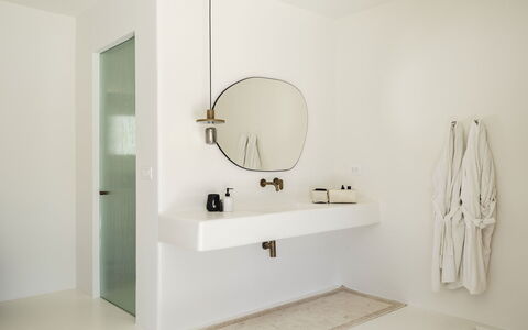 Villa Medea: Mur, Luminaire Plomberie, Design Intérieur, Salle De Bains, Lavabo, Sol, Robinet, Sol, Miroir, Luminaire