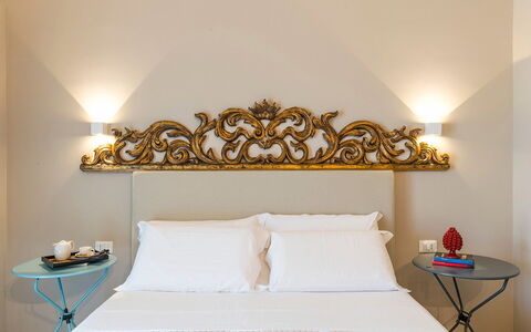Villa Monica: Mur, Design Intérieur, Chambre, Drap De Lit, Éclairage, Literie, Linge, Lit, Domicile, Cadre De Lit