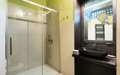 Villa Monica: Salle De Bains, Luminaire Plomberie, Design Intérieur, Sol, Mur, Sol, Robinet, Armoire De Toilette, Lavabo, Plomberie