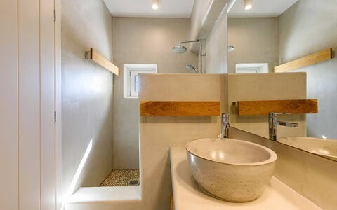 Villa Melina: Sol, Mur, Design Intérieur, Luminaire Plomberie, Sol, Bois, Lavabo, Plafond, Salle De Bains, Éclairage