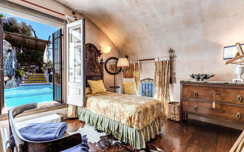 Villa Madonna di Costantinopoli: Meubles, Chambre, Design Intérieur, Sol, Sol, Lit, Literie, Drap De Lit, Cadre De Lit, Linge