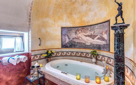 Villa Madonna di Costantinopoli: Design Intérieur, Luminaire Plomberie, Sol, Sol, Baignoire, Éclairage, Meubles, Robinet, Salle De Bains, Plafond