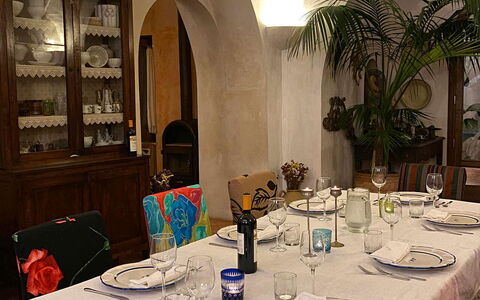 Villa Madonna di Costantinopoli: Nappe De Table, Table, Meubles, Vaisselle, Linge, Vaisselle, Serveware, Aliments, Assiette, Drinkware