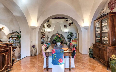 Villa Madonna di Costantinopoli: Design Intérieur, Sol, Salle À Manger, Pot De Fleur, Plante D'Appartement, Chaise, Table Cuisine Et Salle A Manger, Voûte, Tuile, Art Floral