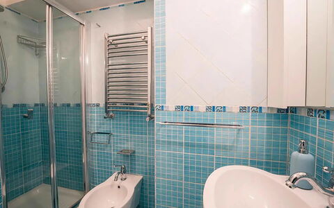 Casa Oscar: Salle De Bains, Luminaire Plomberie, Sol, Design Intérieur, Lavabo, Sol, Évier, Robinet, Plomberie, Tuile