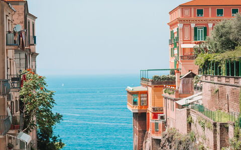 Casa Oscar: Bleu, Jour, Bâtiment, Ville, Zone Résidentielle, Appartement, Quartier, Architecture, Ville, Été