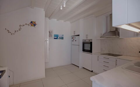 Villa Talassa: Sol, Sol, Design Intérieur, Bois, Plafond, Comptoir, Meubles, Cuisine, Principaux Appliance, Éclairage