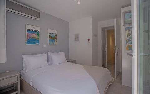 Villa Talassa: Meubles, Appartement, Design Intérieur, Domicile, Sol, Chambre, Lit, Chaise, Oreiller, Literie
