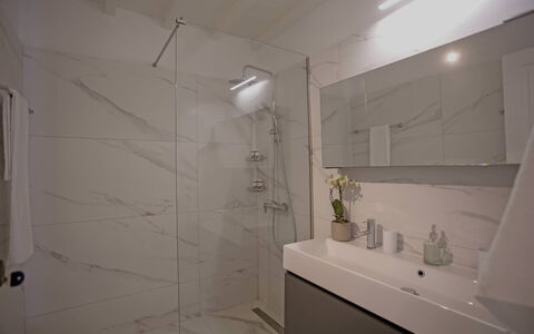 Villa Talassa: Mur, Sol, Design Intérieur, Sol, Luminaire Plomberie, Plafond, Plomberie, Salle De Bains, Robinet, Tuile