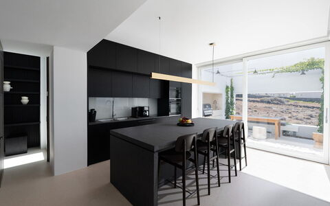 Villa Kallisti: Meubles, Design Intérieur, Cuisine, Sol, Sol, Comptoir, Bois, Plafond, Table Cuisine Et Salle A Manger, Éclairage