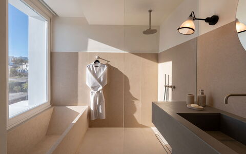 Villa Kallisti: Sol, Mur, Design Intérieur, Luminaire Plomberie, Sol, Salle De Bains, Armoire De Toilette, Lavabo, Robinet, Évier