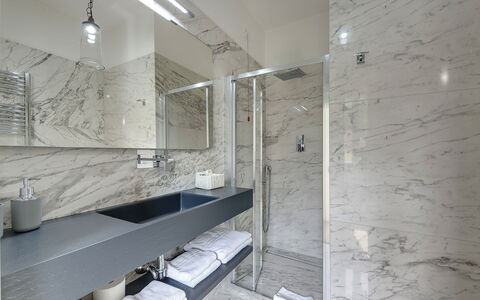 Villa Senio: Sol, Luminaire Plomberie, Design Intérieur, Sol, Salle De Bains, Lavabo, Robinet, Évier, Plomberie, Tuile
