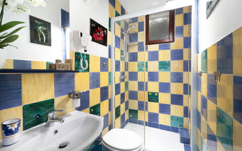 Sea Scent: Bleu, Sol, Jaune, Sol, Design Intérieur, Tuile, Salle De Bains, Luminaire Plomberie, Toilette, Siège De Toilette