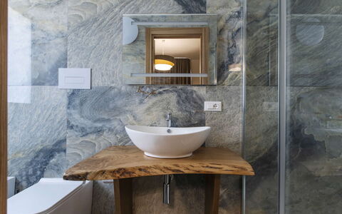 Villa Priscilla: Design Intérieur, Sol, Luminaire Plomberie, Sol, Lavabo, Évier, Robinet, Miroir, Plafond, Salle De Bains