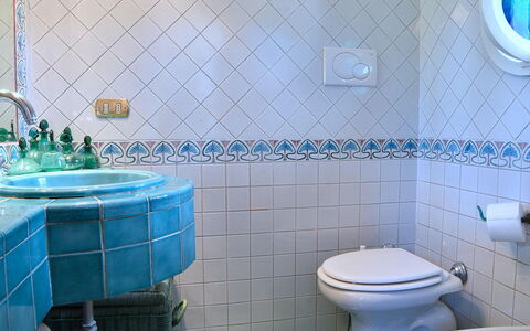Villa Birbante: Bleu, Sol, Design Intérieur, Sol, Luminaire Plomberie, Tuile, Salle De Bains, Robinet, Lavabo, Plomberie