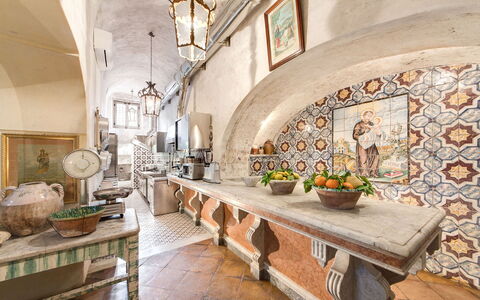 Villa San Giacomo: Design Intérieur, Porcelaine, Chaise, Tuile, Serveware, Table Cuisine Et Salle A Manger, Plante D'Appartement, Vaisselle, Salle À Manger, Cuisine