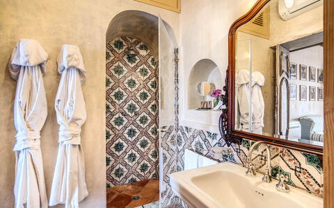 Villa San Giacomo: Sol, Design Intérieur, Sol, Tuile, Luminaire Plomberie, Salle De Bains, Plomberie, Plafond, Tache De Bois