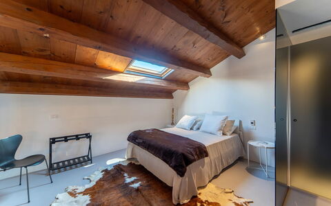 Iris House: Sol, Bois, Sol, Design Intérieur, Plafond, Parquet, Chambre, Pièce, Lit, Dur