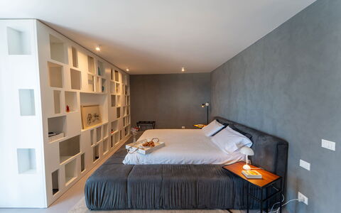 Iris House: Meubles, Lit, Design Intérieur, Sol, Sol, Chambre, Mur, Literie, Drap De Lit, Pièce