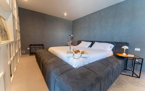 Iris House: Meubles, Lit, Design Intérieur, Sol, Chambre, Sol, Mur, Literie, Drap De Lit, Bois