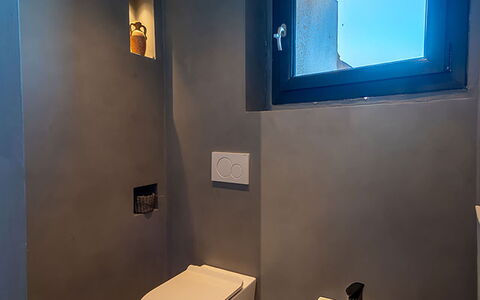 Iris House: Luminaire Plomberie, Siège De Toilette, Toilette, Sol, Salle De Bains, Sol, Plomberie, Miroir, Bidet, Tuile