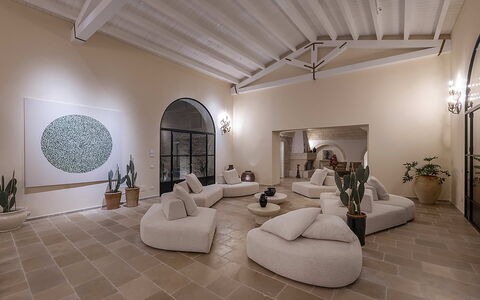 Masseria Loyola: Sol, Design Intérieur, Meubles, Sol, Plafond, Canapé, Éclairage, Architecture, Salon, Domicile