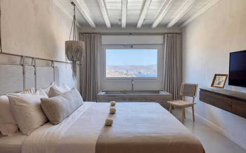 Villa Mitos: Chambre, Lit, Literie, Meubles, Drap De Lit, Design Intérieur, Linge, Cadre De Lit, Sol, Oreiller