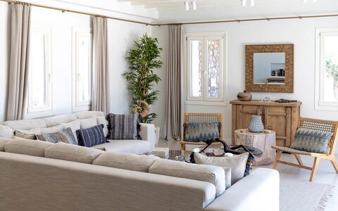 Villa Mitos: Meubles, Design Intérieur, Canapé, Salon, Bois, Pièce, Domicile, Textile, Sol, Throw Pillow