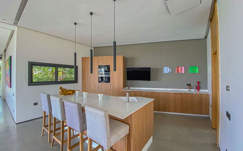 Villa Inaya: Design Intérieur, Meubles, Sol, Bois, Sol, Plafond, Cuisine, Comptoir, Luminaire, Éclairage