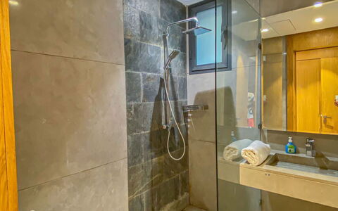 Villa Inaya: Sol, Luminaire Plomberie, Sol, Design Intérieur, Salle De Bains, Plomberie, Tuile, Toilette, Robinet, Évier