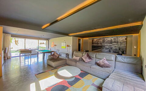 Villa Inaya: Sol, Design Intérieur, Sol, Plafond, Bois, Meubles, Éclairage, Canapé, Pièce, Salon