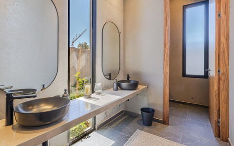 Villa Nadia: Composite, Luminaire Plomberie, Robinet, Plomberie, Luminaire, Conception, Évier, Tuile, Salle De Bains, Miroir