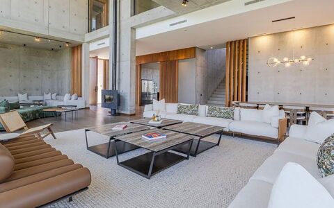 Villa Nadia: Design Intérieur, Sol, Sol, Salon, Domicile, Plafond, Meubles, Canapé, Chaise, Appartement