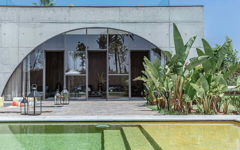 Villa Zaynab: Composite, Ombre, Béton, Matériau Naturel, Daylighting, Conception, Chaise, Piscine, Plante D'Appartement, Cour