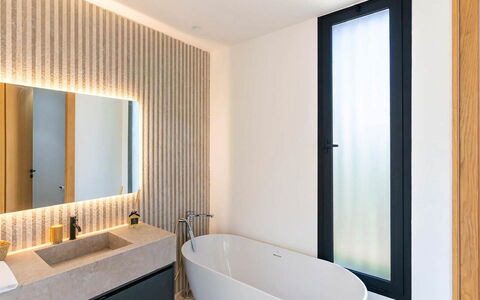 Villa Hamza: Design Intérieur, Salle De Bains, Mur, Luminaire Plomberie, Sol, Miroir, Robinet, Sol, Plomberie, Éclairage