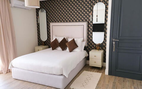 Villa Habiba: Meubles, Design Intérieur, Chambre, Lit, Sol, Sol, Literie, Drap De Lit, Bois, Pièce