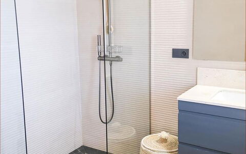 Villa Habiba: Sol, Sol, Luminaire Plomberie, Salle De Bains, Tuile, Plomberie, Douche, Tete De Douche, Porte De Douche