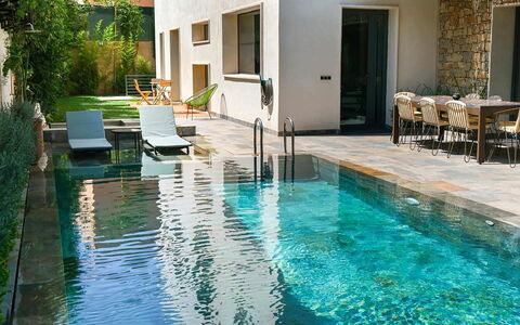 Villa Habiba: Piscine, Composite, Caractéristique De L'Eau, Arrière-Cour, Mobilier De Jardin, Réflexion, Recours, Tuile, Chaise, Dalle