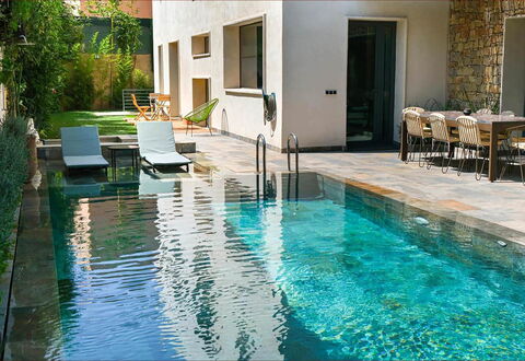 Villa Habiba: Piscine, Composite, Caractéristique De L'Eau, Arrière-Cour, Mobilier De Jardin, Réflexion, Recours, Tuile, Chaise, Dalle