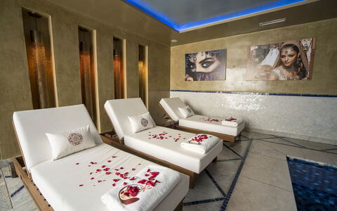 Villa Malak: Sol, Design Intérieur, Sol, Lit, Chambre, Pièce, Confort, Oreiller, Literie, Hôtel