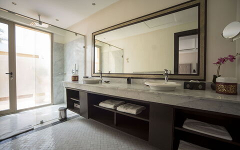 Villa Malak: Lavabo, Luminaire Plomberie, Sol, Design Intérieur, Salle De Bains, Mur, Évier, Comptoir, Sol, Robinet