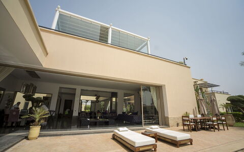 Villa Malak: Ombre, Structure En Plein Air, Chaise, Plante D'Appartement, Cour, Balcon, Villa, Daylighting, Mobilier De Jardin