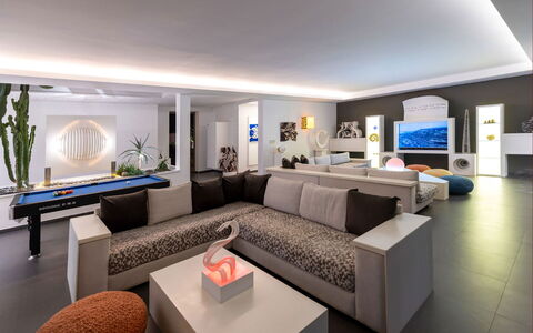 Villa Malika: Meubles, Design Intérieur, Canapé, Sol, Appartement, Sol, Plafond, Salon, Domicile, Éclairage