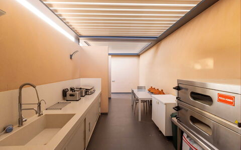 Villa Malika: Plafond, Design Intérieur, Sol, Sol, Comptoir, Cuisine, Plomberie, Conception, Daylighting, Chaise