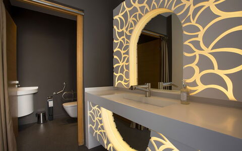 Villa Malika: Design Intérieur, Luminaire Plomberie, Robinet, Plomberie, Lavabo, Salle De Bains, Évier, Luminaire, Miroir, Conception