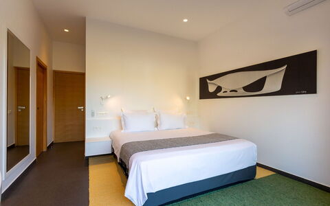Villa Malika: Sol, Design Intérieur, Sol, Plafond, Chambre, Lit, Pièce, Drap De Lit, Literie, Cadre De Lit