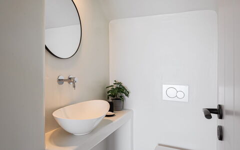 Villa Aspasia: Mur, Luminaire Plomberie, Design Intérieur, Salle De Bains, Évier, Robinet, Sol, Lavabo, Plomberie, Sol