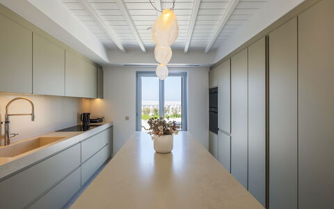 Villa Nikolas: Design Intérieur, Bois, Sol, Plafond, Cuisine, Comptoir, Luminaire, Sol, Meubles, Éclairage