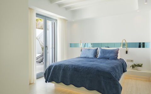 Villa Nikolas: Design Intérieur, Meubles, Chambre, Mur, Lit, Sol, Linge, Sol, Literie, Plafond