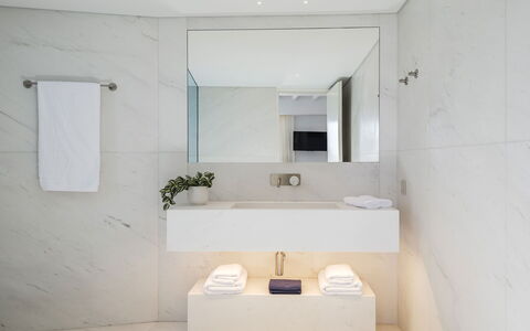 Villa Nikolas: Design Intérieur, Sol, Mur, Sol, Luminaire Plomberie, Salle De Bains, Robinet, Domicile, Plomberie, Tuile